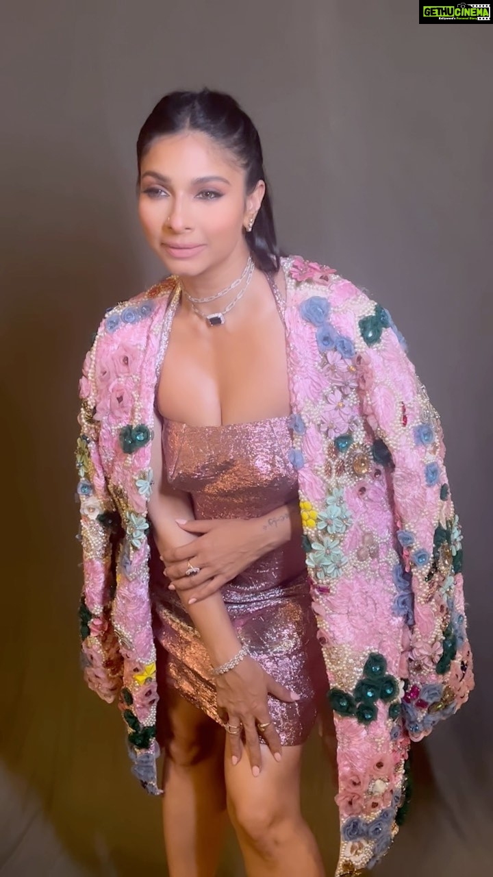 Tanishaa Mukerji Instagram - Gorgeous @tanishaamukerji tonight for #LokmatStyleAwards2023 Stylist - @parikshaat Outfit - @mirpurimaheka Jewellery - @gehnajewellers1 Photographer - @araalexanderofficial Make up - @sam.shahani_ Hair - @makeupbypramann #StyleFile #FashionReel #Lokmat #TanishaMukherjee #TrendingReels #ViralReels #Style #Beauty #Fashion #RedCarpet #Bollywood #Mumbai #India #ReelsIndia #Viral #Trend