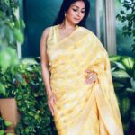 Tanishaa Mukerji Instagram – Rainy days make me feel like sunshine 💛🌝

Outfit: @warpnweftbysagrikarai
Stylist: @stylebysaachivj
Team: @sanzimehta777