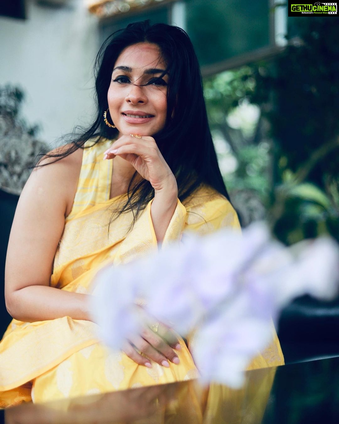 Tanishaa Mukerji Instagram - Sunday feels familiar! Like that day off we’ve been waiting for ! The anticipated holiday we get soooo excited about! And then it’s here ! 💛⭐️ #sundayvibes