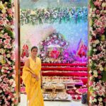 Tanishaa Mukerji Instagram - Thank u usha bhen @ushakakadeofficial for such a wonderful Ganesh Aarti , scrumptious lunch ! 🙏✨& wonderful performance of these beautiful girls playing the dhol ! Dearest @thezeenataman just loved those beautiful moments reminiscing about mom and dad with u, it made my day. ❤️ Ganpati Bappa Morya ! 🙏 Outfit: @warpnweftbysagrikarai Stylist: @stylebysaachivj Team: @sanzimehta777 Pune, Maharashtra