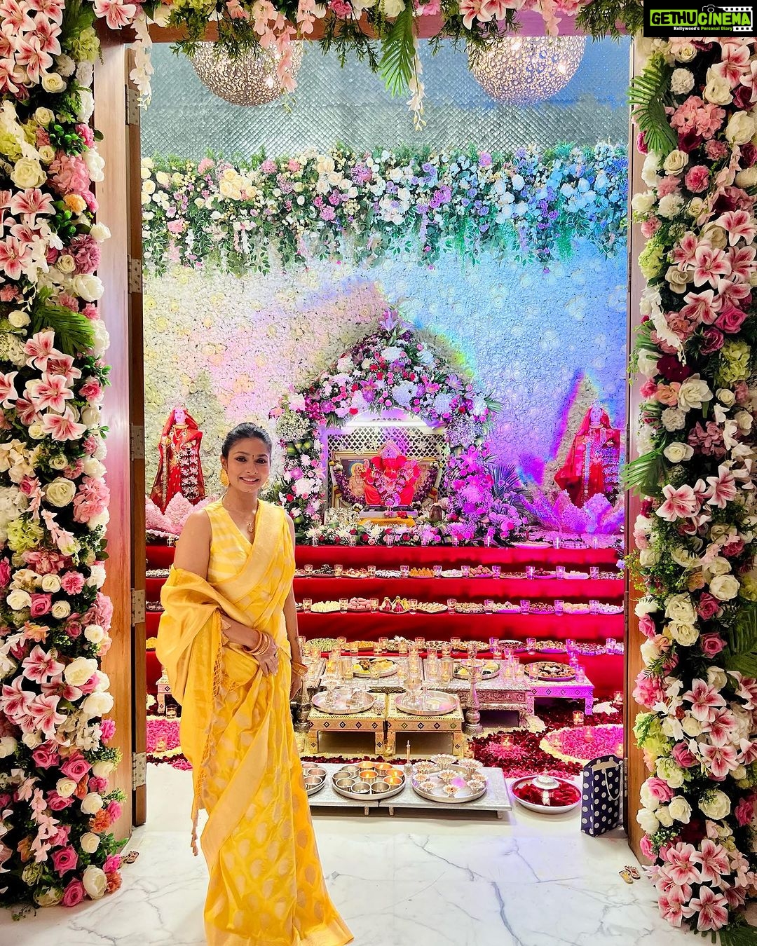 Tanishaa Mukerji Instagram - Thank u usha bhen @ushakakadeofficial for such a wonderful Ganesh Aarti , scrumptious lunch ! 🙏✨& wonderful performance of these beautiful girls playing the dhol ! Dearest @thezeenataman just loved those beautiful moments reminiscing about mom and dad with u, it made my day. ❤️ Ganpati Bappa Morya ! 🙏 Outfit: @warpnweftbysagrikarai Stylist: @stylebysaachivj Team: @sanzimehta777 Pune, Maharashtra