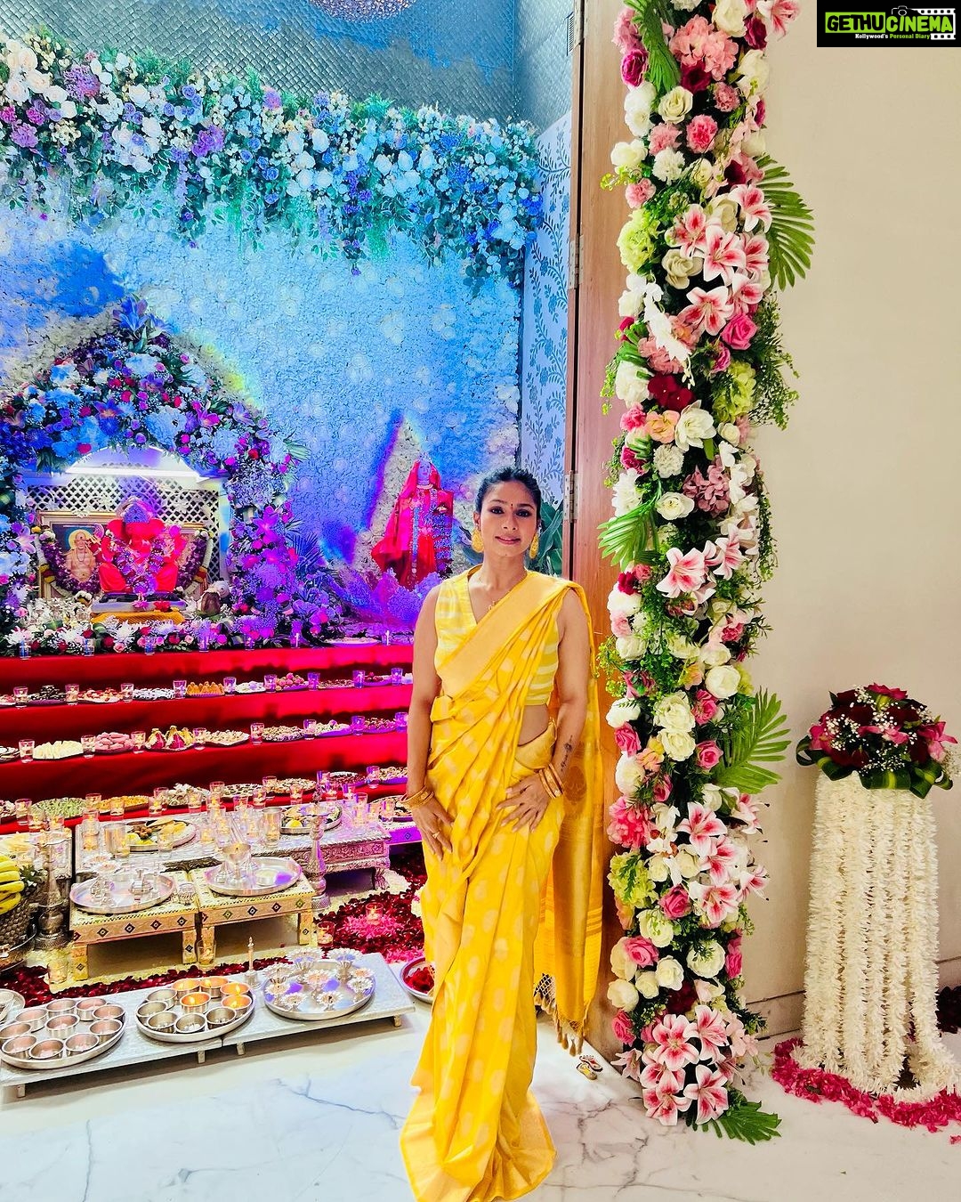 Tanishaa Mukerji Instagram - Thank u usha bhen @ushakakadeofficial for such a wonderful Ganesh Aarti , scrumptious lunch ! 🙏✨& wonderful performance of these beautiful girls playing the dhol ! Dearest @thezeenataman just loved those beautiful moments reminiscing about mom and dad with u, it made my day. ❤️ Ganpati Bappa Morya ! 🙏 Outfit: @warpnweftbysagrikarai Stylist: @stylebysaachivj Team: @sanzimehta777 Pune, Maharashtra