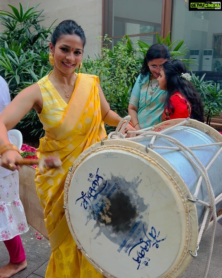 Tanishaa Mukerji Instagram - Thank u usha bhen @ushakakadeofficial for such a wonderful Ganesh Aarti , scrumptious lunch ! 🙏✨& wonderful performance of these beautiful girls playing the dhol ! Dearest @thezeenataman just loved those beautiful moments reminiscing about mom and dad with u, it made my day. ❤️ Ganpati Bappa Morya ! 🙏 Outfit: @warpnweftbysagrikarai Stylist: @stylebysaachivj Team: @sanzimehta777 Pune, Maharashtra