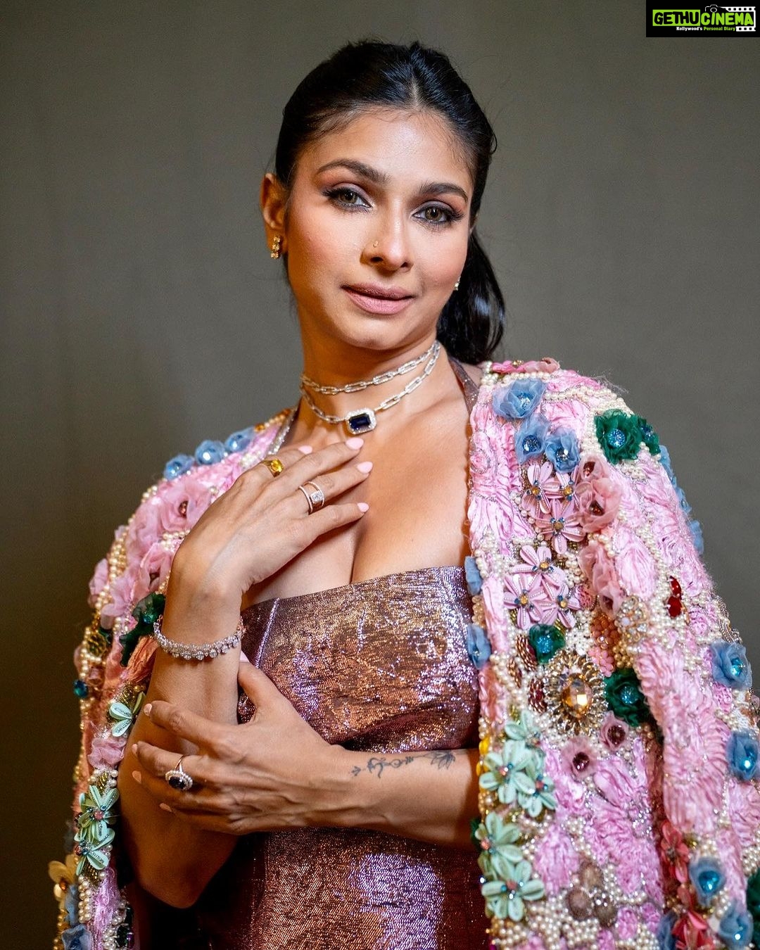Tanishaa Mukerji Instagram - Bring out the beast and the beauty within you! Cos they both exist in me Stylist - @parikshaat Make up - Hair - Outfit - @mirpurimaheka Jewellery - @gehnajewellers1 Photographer - @araalexanderofficial #makeup @sam.shahani_ #hair @makeupbypramann
