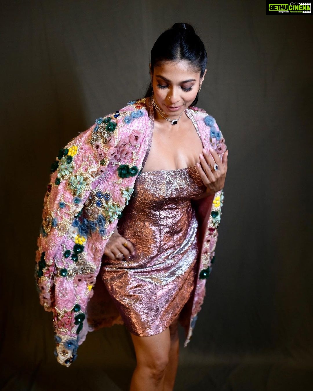 Tanishaa Mukerji Instagram - Bring out the beast and the beauty within you! Cos they both exist in me Stylist - @parikshaat Make up - Hair - Outfit - @mirpurimaheka Jewellery - @gehnajewellers1 Photographer - @araalexanderofficial #makeup @sam.shahani_ #hair @makeupbypramann
