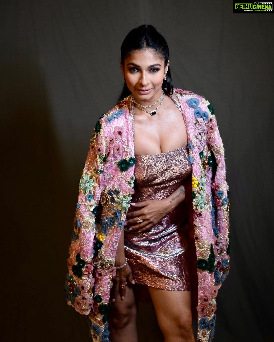 Tanishaa Mukerji Instagram - Bring out the beast and the beauty within you! Cos they both exist in me Stylist - @parikshaat Make up - Hair - Outfit - @mirpurimaheka Jewellery - @gehnajewellers1 Photographer - @araalexanderofficial #makeup @sam.shahani_ #hair @makeupbypramann