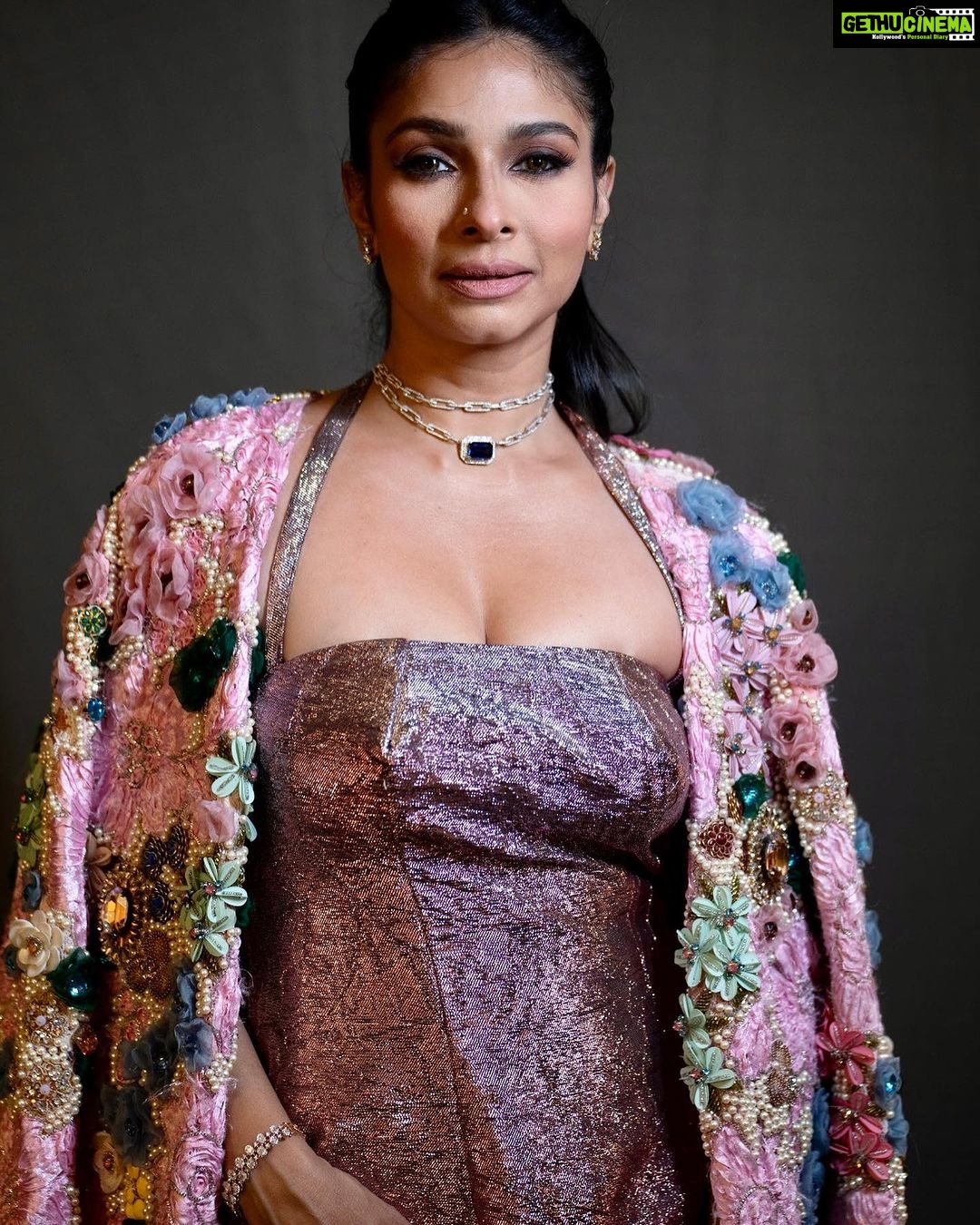 Tanishaa Mukerji Instagram - Bring out the beast and the beauty within you! Cos they both exist in me Stylist - @parikshaat Make up - Hair - Outfit - @mirpurimaheka Jewellery - @gehnajewellers1 Photographer - @araalexanderofficial #makeup @sam.shahani_ #hair @makeupbypramann