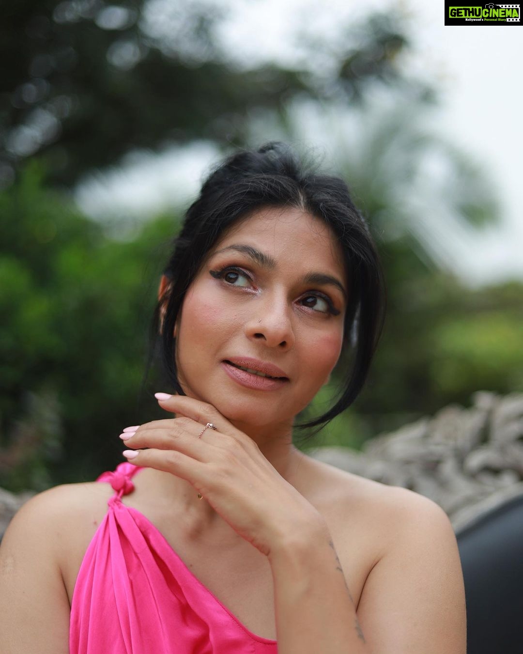 Tanishaa Mukerji Instagram - Every expression tells a story! If Ure willing to see it! There is meaning everywhere! #moments