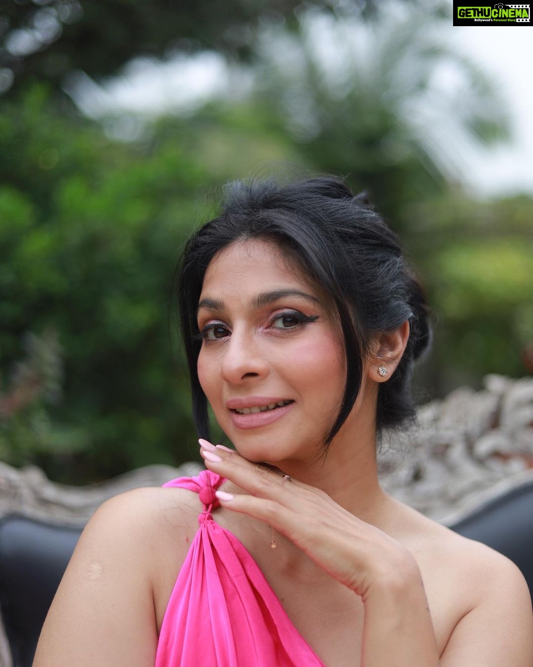 Tanishaa Mukerji Instagram - Every expression tells a story! If Ure willing to see it! There is meaning everywhere! #moments