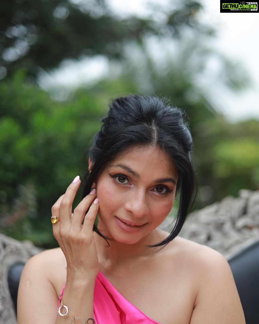 Tanishaa Mukerji Instagram - Every expression tells a story! If Ure willing to see it! There is meaning everywhere! #moments