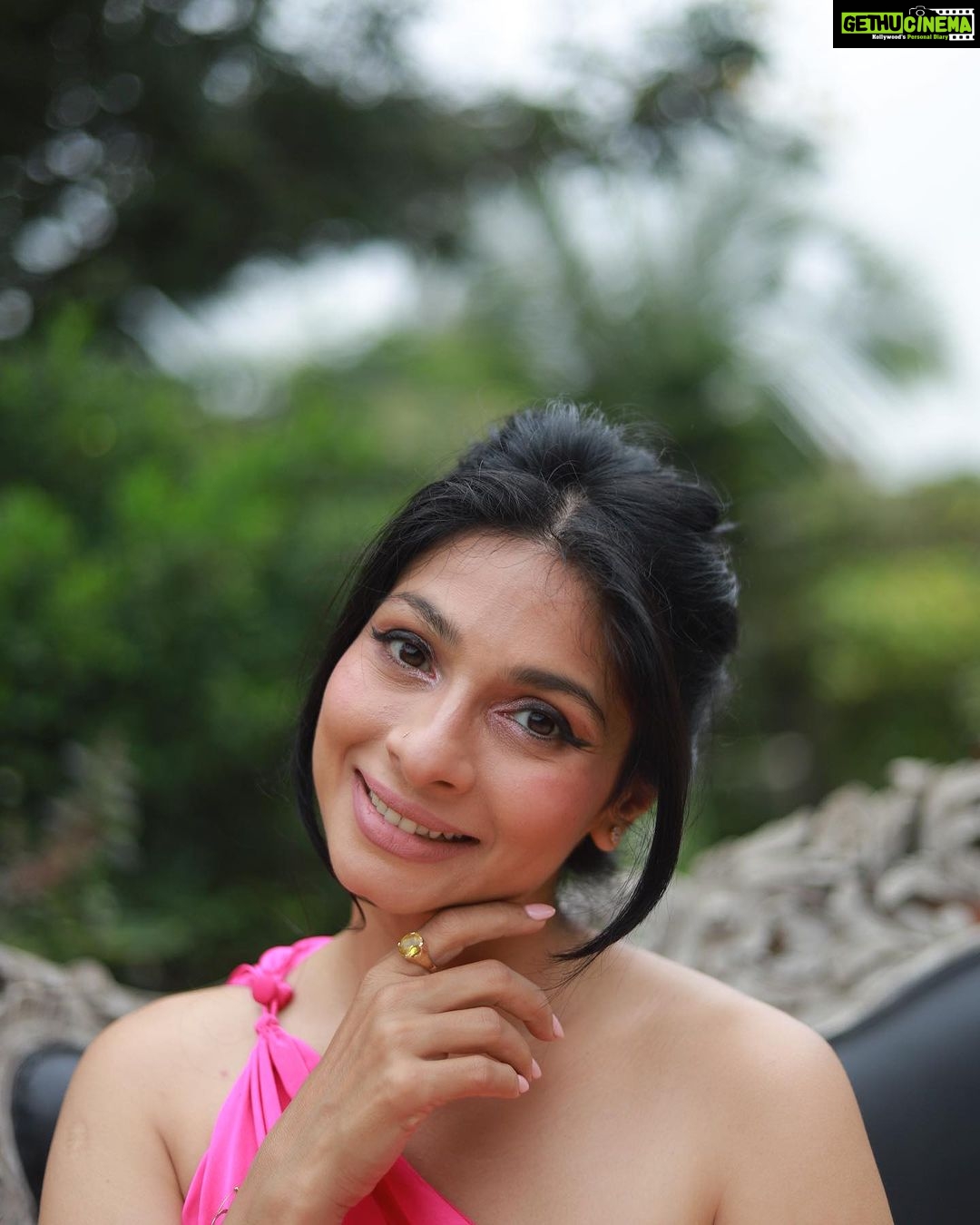 Tanishaa Mukerji Instagram - Every expression tells a story! If Ure willing to see it! There is meaning everywhere! #moments