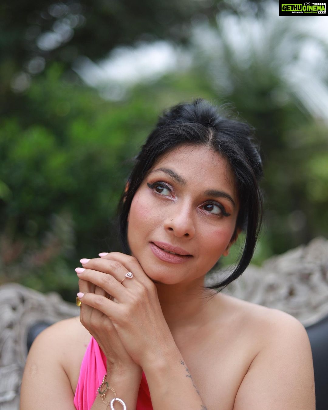 Tanishaa Mukerji Instagram - Every expression tells a story! If Ure willing to see it! There is meaning everywhere! #moments