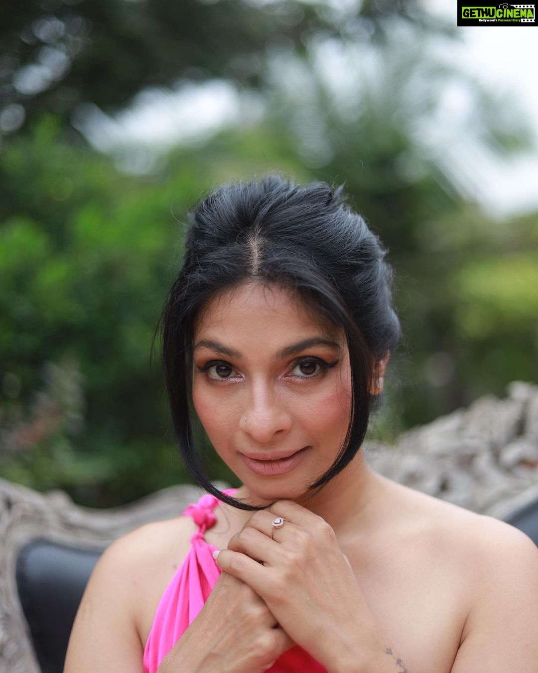 Tanishaa Mukerji Instagram - Every expression tells a story! If Ure willing to see it! There is meaning everywhere! #moments
