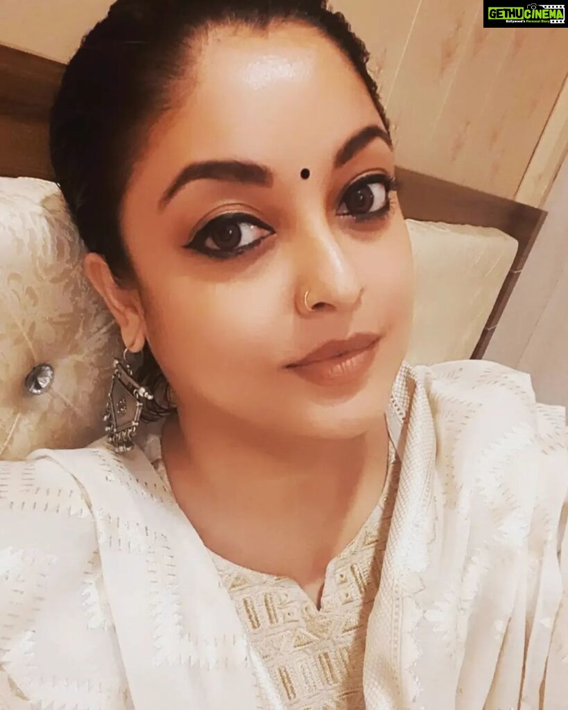 Tanushree Dutta Instagram - The praying woman is a powerfull woman. The devout woman lives, loves, learns, teaches, becomes & unbecomes all together because nature has instinctively made her a multitasker. Nature itself is an expert multitasker!! Keep seeking & keep learning!! Xoxo Kashi Vishwanath Temple
