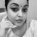 Tanushree Dutta Instagram - The praying woman is a powerfull woman. The devout woman lives, loves, learns, teaches, becomes & unbecomes all together because nature has instinctively made her a multitasker. Nature itself is an expert multitasker!! Keep seeking & keep learning!! Xoxo Kashi Vishwanath Temple