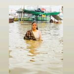 Tanushree Dutta Instagram - Yesterday evening Ganga dip and this morning while I was in deep sleep at 4 Am had an inner mind vision of Hari ( Vishnu). It was not like I was "seeing" him.. His mind was inside my brain for a few seconds so to say. Before I could make sense it was gone and I woke up in awe and wonder of this spiritual moment. I was one with this supreeme conciousness for few seconds. What a majestic, transcendent, pleasant, loving ocean like royal conciousness that encompasses everything in creation. This is the speciality of Kaashi. Great saints don't speak of these mystical experiences coz they are very humble & also not on Instagram. But since I'm a movie star 😇 and glamour icon and all that, I have no hesitation speaking of these hidden mystical sacred stuff & posting on insta for the pursual of other aspiring regular folks out there. Start your spiritual joyrney out here or anywhere but this is what it comes to at one point..Transcendence & divine union. I may go on to live a normal life but these rare moments define the true extraordinary quality of life!! Xoxo