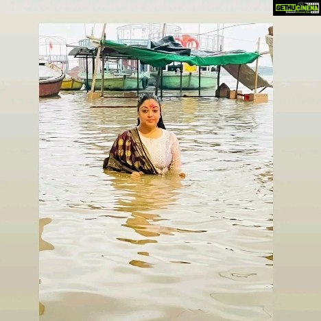 Tanushree Dutta Instagram - Yesterday evening Ganga dip and this morning while I was in deep sleep at 4 Am had an inner mind vision of Hari ( Vishnu). It was not like I was "seeing" him.. His mind was inside my brain for a few seconds so to say. Before I could make sense it was gone and I woke up in awe and wonder of this spiritual moment. I was one with this supreeme conciousness for few seconds. What a majestic, transcendent, pleasant, loving ocean like royal conciousness that encompasses everything in creation. This is the speciality of Kaashi. Great saints don't speak of these mystical experiences coz they are very humble & also not on Instagram. But since I'm a movie star 😇 and glamour icon and all that, I have no hesitation speaking of these hidden mystical sacred stuff & posting on insta for the pursual of other aspiring regular folks out there. Start your spiritual joyrney out here or anywhere but this is what it comes to at one point..Transcendence & divine union. I may go on to live a normal life but these rare moments define the true extraordinary quality of life!! Xoxo