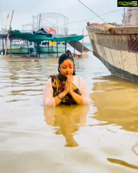 Tanushree Dutta Instagram - Magical experience of bathing in the holy Ganges at Manikarnika ghat, Kashi Vishwanath in Varanasi. #hinduism #indianspirituality #india #lotus #yoga #meditation