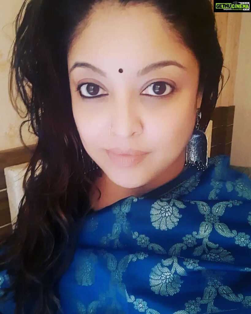 Tanushree Dutta Instagram - Silence & mantra jap...Key to successful sadhana. Sometimes difficult to observe when ur a solo traveller but it's possible. Live today in 10 min.. Kashi Vishwanath Temple