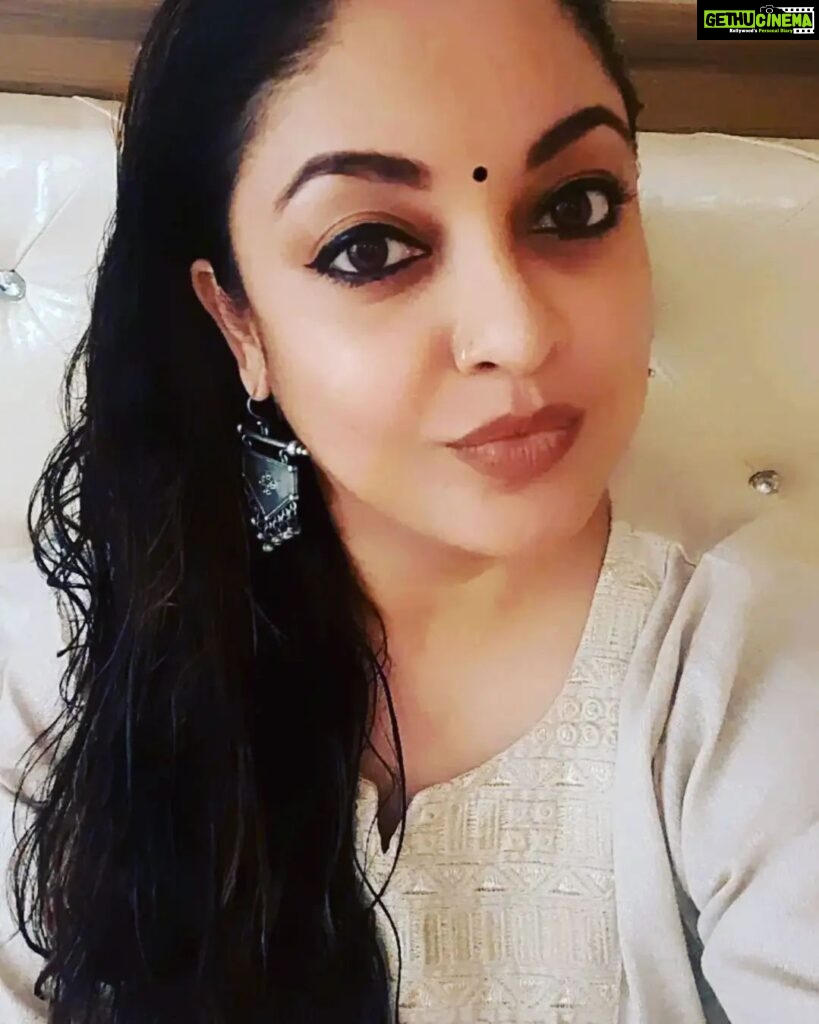 Tanushree Dutta Instagram - The praying woman is a powerfull woman. The devout woman lives, loves, learns, teaches, becomes & unbecomes all together because nature has instinctively made her a multitasker. Nature itself is an expert multitasker!! Keep seeking & keep learning!! Xoxo Kashi Vishwanath Temple