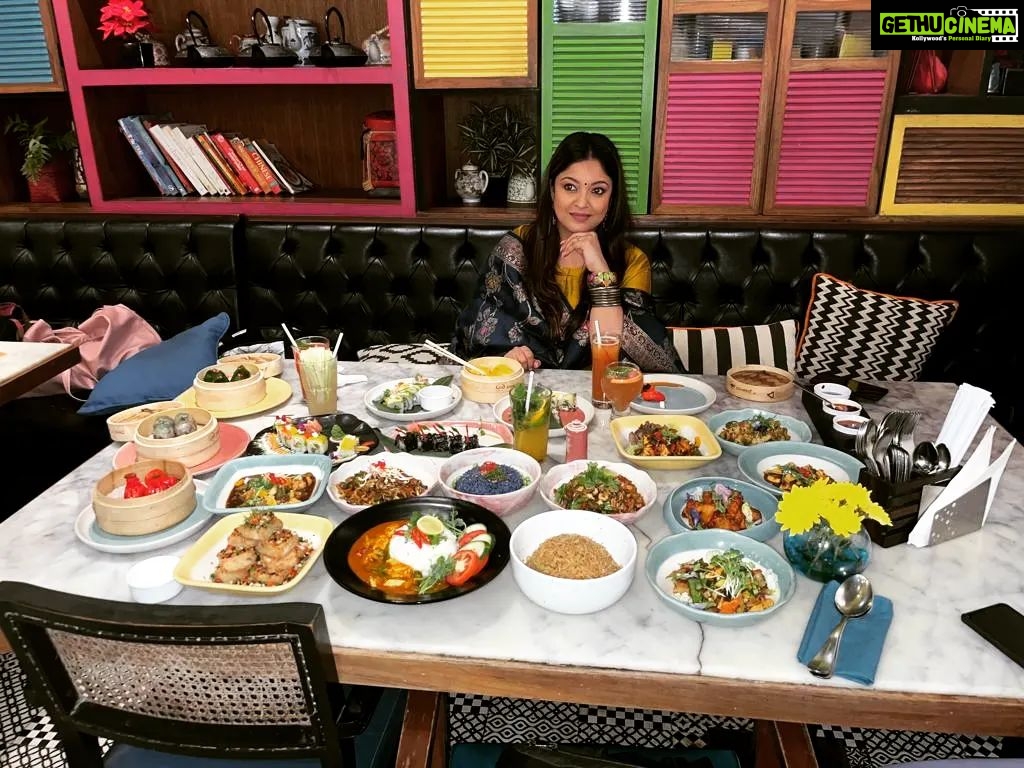 Tanushree Dutta Instagram - When you start fasting to reach God...temptations come like floodgates...Me getting welcomed at a local Mumbai eatery with a table full of scrumptious food. The second last temptation of christ...