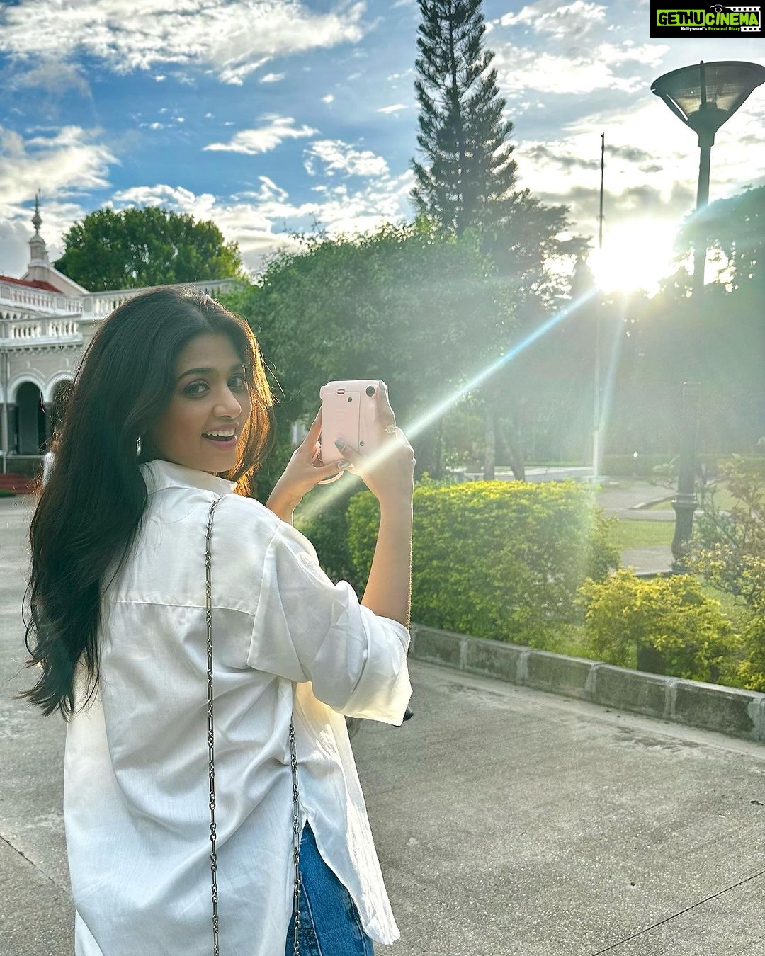 Tanvi Dogra Instagram - Focus only on what is important & you will capture it perfect 🤍 *Capturing the good times 🙌🏻📸 . . . #sun #sunnyday #polariodcamera #positivity #vibe Aga Khan Palace