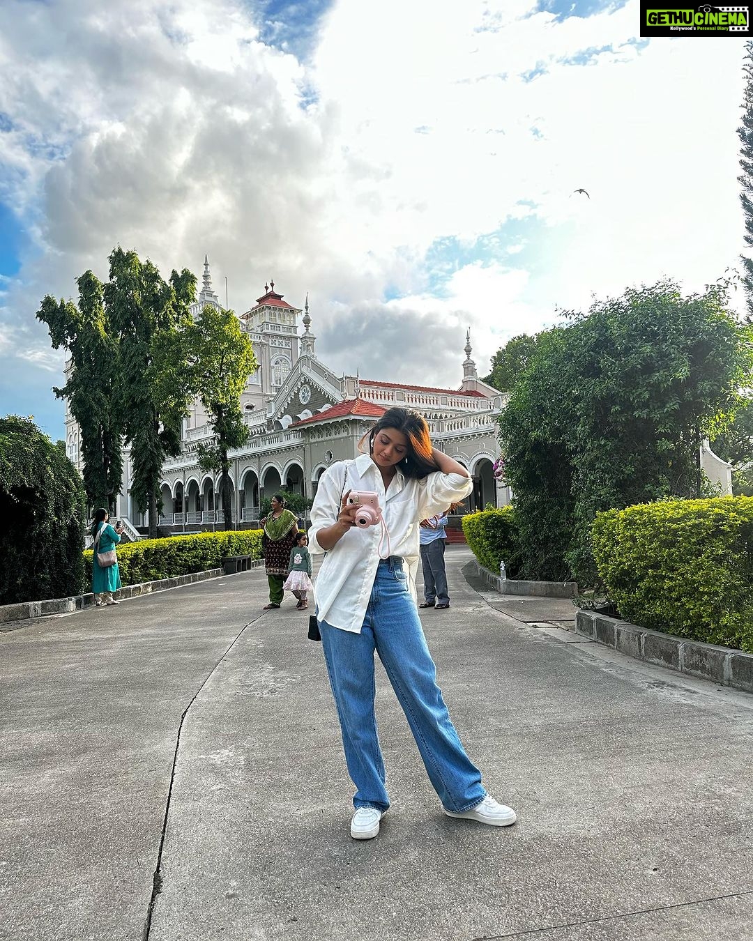 Tanvi Dogra Instagram - Focus only on what is important & you will capture it perfect 🤍 *Capturing the good times 🙌🏻📸 . . . #sun #sunnyday #polariodcamera #positivity #vibe Aga Khan Palace