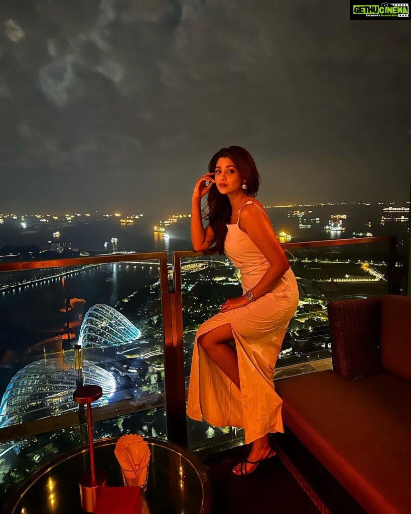 Tanvi Dogra Instagram - When you can see the best view from the top ❤️ @marinabaysands @celavisingapore ❤️ Cé La Vi Restaurant and Skybar - Marina Bay Sands