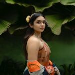 Tanvi Ram Instagram - 🌼 Concept & styling @storiesbysiyahhhh Makeup @_sanaah._ Shirt @house_of_urmi Saree @labelanaira Photography @kadhak_ @theprincenthem Videography @teen_wid_alpha_ Jewls @golden_cup_fashion_jewellery Location courtesy @azora.hotels