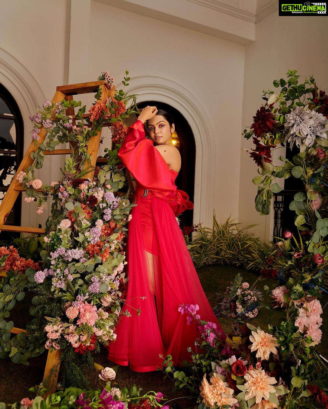 Tanvi Ram Instagram - Bold, beautiful, and unapologetically red🍷 Concept & styling @storiesbysiyahhhh Makeup @_sanaah._ Outfit @label_natalia_livingston Photography @jibinartist Videography @teen_wid_alpha_ Production house @tinyturtle.media Decor @decorlabevents Jewls @golden_cup_fashion_jewellery #RedDressSlay #red #autumn #flowers #instadaily #instagram #instagood