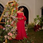 Tanvi Ram Instagram - Bold, beautiful, and unapologetically red🍷 Concept & styling @storiesbysiyahhhh Makeup @_sanaah._ Outfit @label_natalia_livingston Photography @jibinartist Videography @teen_wid_alpha_ Production house @tinyturtle.media Decor @decorlabevents Jewls @golden_cup_fashion_jewellery #RedDressSlay #red #autumn #flowers #instadaily #instagram #instagood