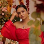 Tanvi Ram Instagram - Bold, beautiful, and unapologetically red🍷 Concept & styling @storiesbysiyahhhh Makeup @_sanaah._ Outfit @label_natalia_livingston Photography @jibinartist Videography @teen_wid_alpha_ Production house @tinyturtle.media Decor @decorlabevents Jewls @golden_cup_fashion_jewellery #RedDressSlay #red #autumn #flowers #instadaily #instagram #instagood
