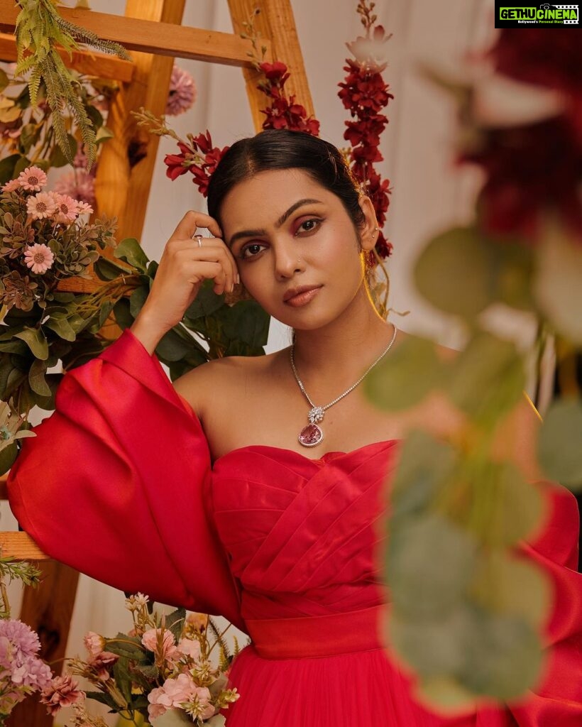 Tanvi Ram Instagram - Bold, beautiful, and unapologetically red🍷 Concept & styling @storiesbysiyahhhh Makeup @_sanaah._ Outfit @label_natalia_livingston Photography @jibinartist Videography @teen_wid_alpha_ Production house @tinyturtle.media Decor @decorlabevents Jewls @golden_cup_fashion_jewellery #RedDressSlay #red #autumn #flowers #instadaily #instagram #instagood