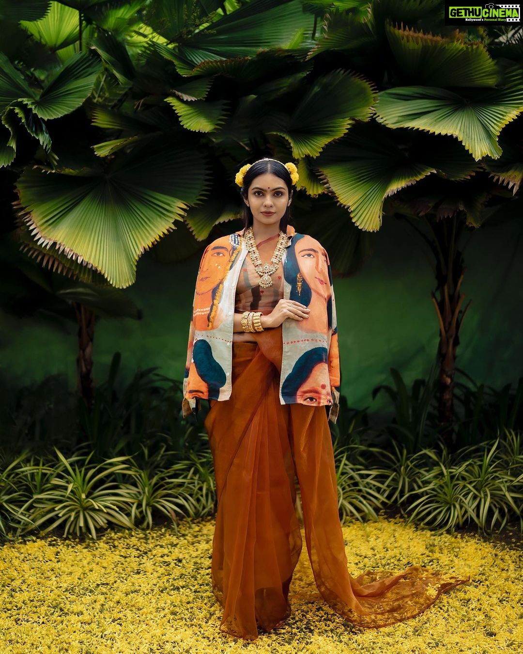 Tanvi Ram Instagram - 🌼 Concept & styling @storiesbysiyahhhh Makeup @_sanaah._ Shirt @house_of_urmi Saree @labelanaira Photography @kadhak_ @theprincenthem Videography @teen_wid_alpha_ Jewls @golden_cup_fashion_jewellery Location courtesy @azora.hotels