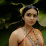 Tanvi Ram Instagram - 🌼 Concept & styling @storiesbysiyahhhh Makeup @_sanaah._ Shirt @house_of_urmi Saree @labelanaira Photography @kadhak_ @theprincenthem Videography @teen_wid_alpha_ Jewls @golden_cup_fashion_jewellery Location courtesy @azora.hotels