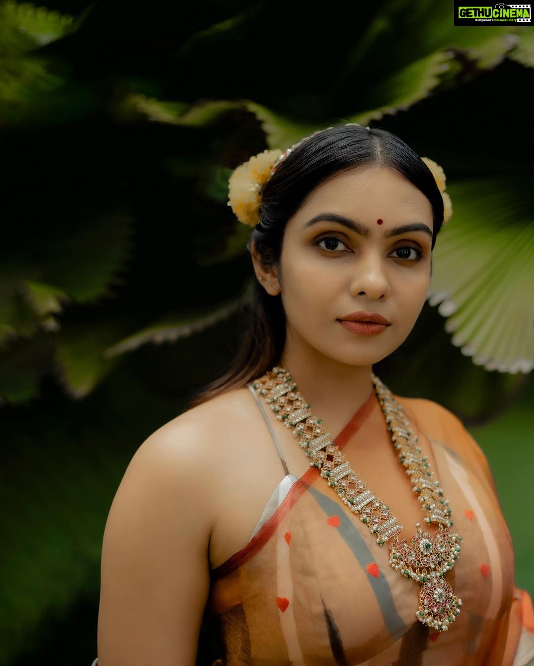 Tanvi Ram Instagram - 🌼 Concept & styling @storiesbysiyahhhh Makeup @_sanaah._ Shirt @house_of_urmi Saree @labelanaira Photography @kadhak_ @theprincenthem Videography @teen_wid_alpha_ Jewls @golden_cup_fashion_jewellery Location courtesy @azora.hotels