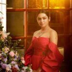 Tanvi Ram Instagram - Bold, beautiful, and unapologetically red🍷 Concept & styling @storiesbysiyahhhh Makeup @_sanaah._ Outfit @label_natalia_livingston Photography @jibinartist Videography @teen_wid_alpha_ Production house @tinyturtle.media Decor @decorlabevents Jewls @golden_cup_fashion_jewellery #RedDressSlay #red #autumn #flowers #instadaily #instagram #instagood
