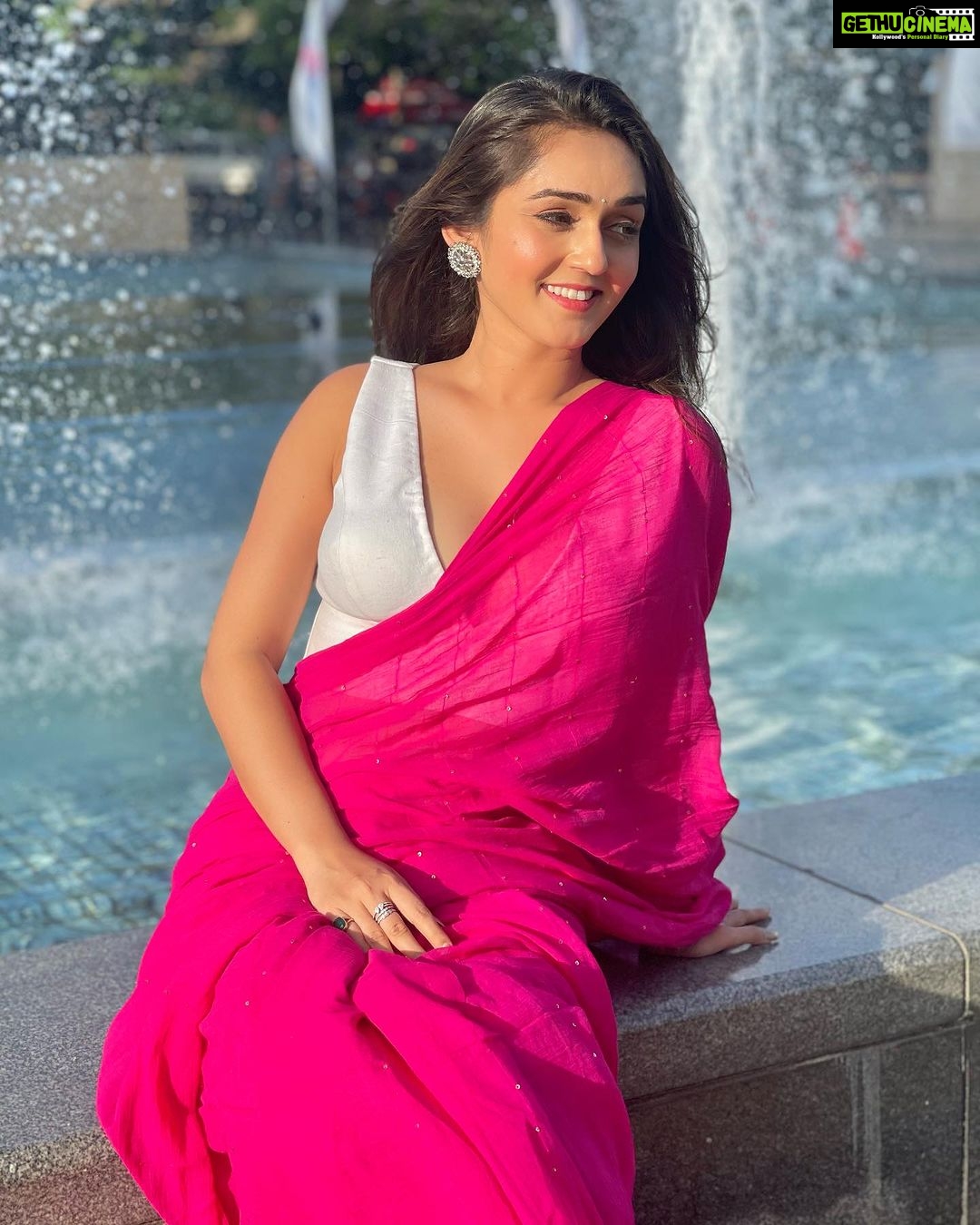 Tanya Sharma Instagram - Gulaboo says happy weekend y’ll 🩷💁🏻♀️ . Wearing - @eternitybysakshi #travel #srilanka #saree #instagram #love #picoftheday #tanyasharma