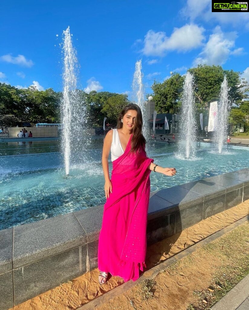 Tanya Sharma Instagram - Gulaboo says happy weekend y’ll 🩷💁🏻‍♀ . Wearing - @eternitybysakshi #travel #srilanka #saree #instagram #love #picoftheday #tanyasharma