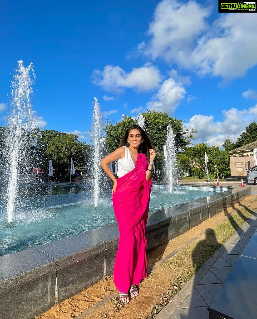 Tanya Sharma Instagram - Gulaboo says happy weekend y’ll 🩷💁🏻♀️ . Wearing - @eternitybysakshi #travel #srilanka #saree #instagram #love #picoftheday #tanyasharma