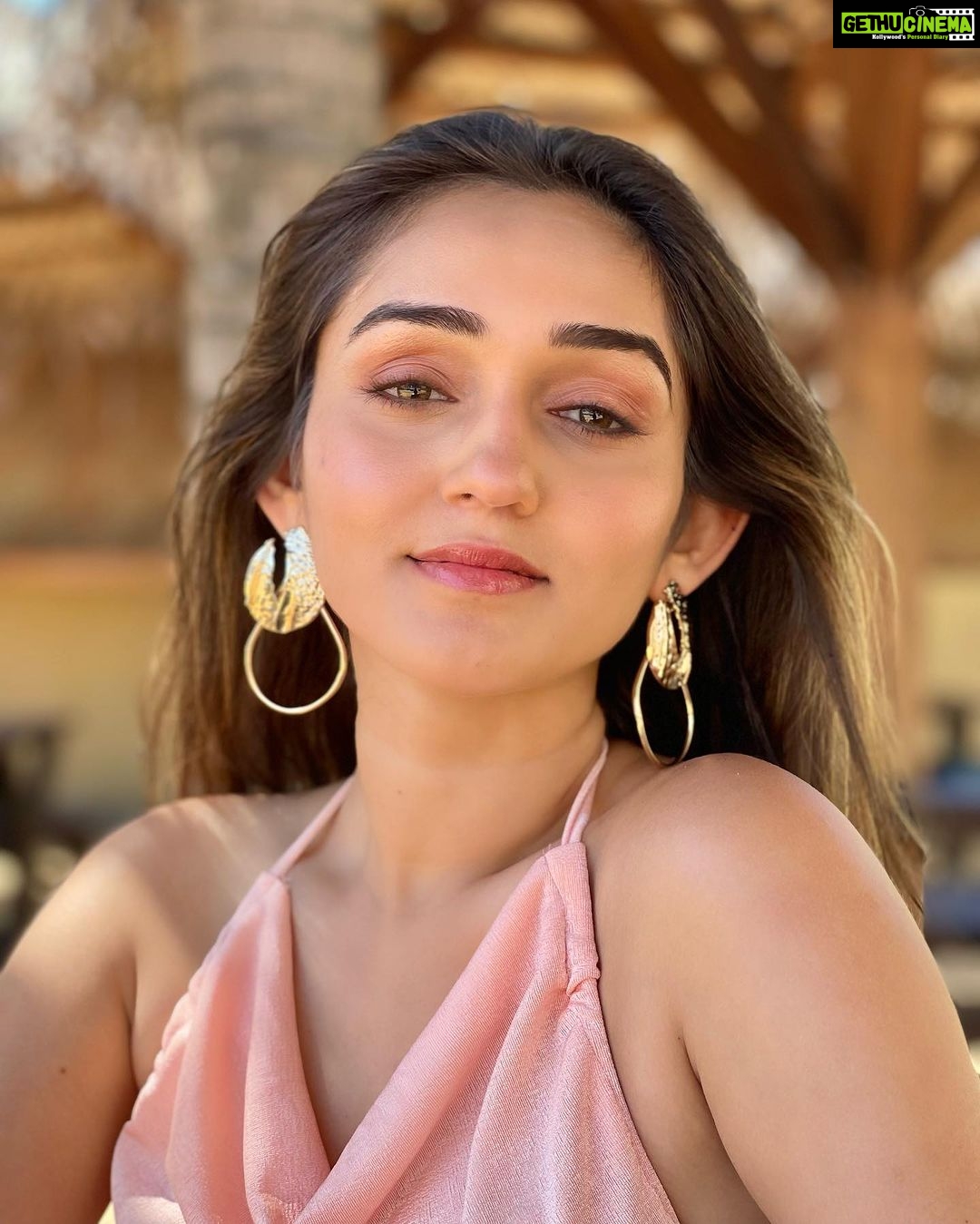 Tanya Sharma Instagram - ANGEL πΌπ» energy only π€π» . . Wearing - @srstore09 Earrings - @blingthingstore Styled by - @the_neerajpandey #vacay #essentials #photooftheday #srilanka #travel #tanyasharma #tanned #love #instagood Kingsbury Hotel