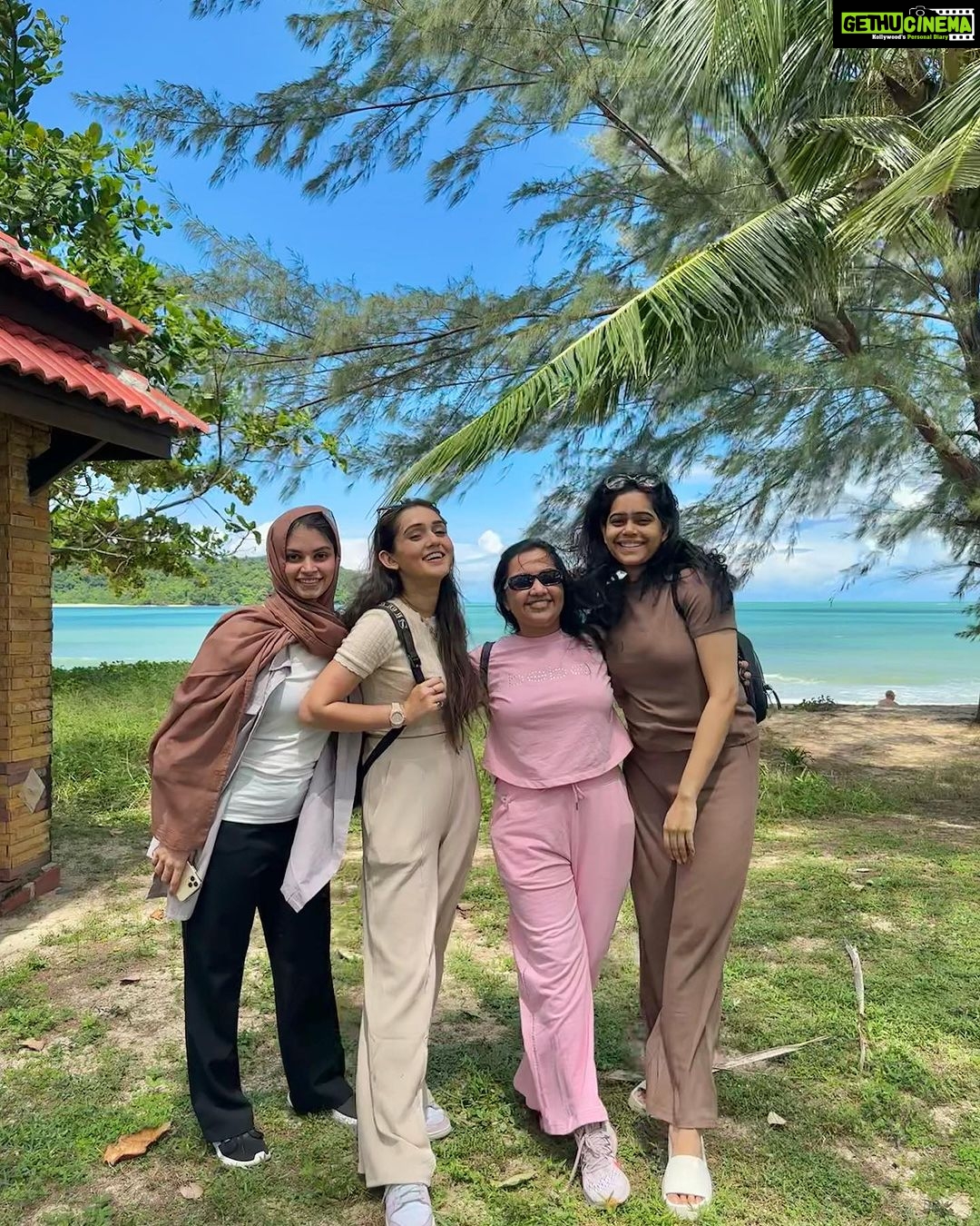 Tanya Sharma Instagram - Finally found my soul animal 🤌🏻 🐰.. . . bunnies by the beach at @frangipanilangkawi #travel #love #resort #langkawi #malaysia #girls #vacay #tanyasharma #frangipani The Frangipani Langkawi Resort & Spa
