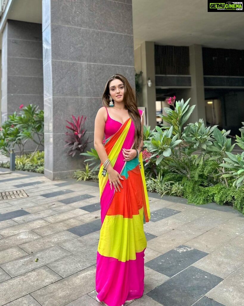 Tanya Sharma Instagram - Rani behaviour only 💕👸 . . Stylist: @the_neerajpandey Outfit: @deeveecouture Outfit PR: @devampandeyofficial x @onestopsolution02 #saree #tanyasharma #ethnic #picoftheday #colorful #rani