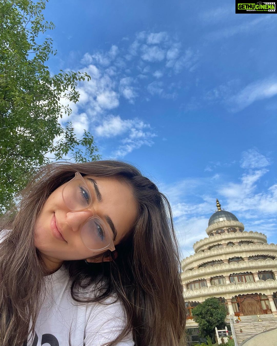 Tanya Sharma Instagram - It’s me Hi! I’m the problem 😝 It’s me 🥹🤓 #nofilter #monday #mornings #instagram #fyp #tanyasharma Sri Sri Ravishankar Ashram