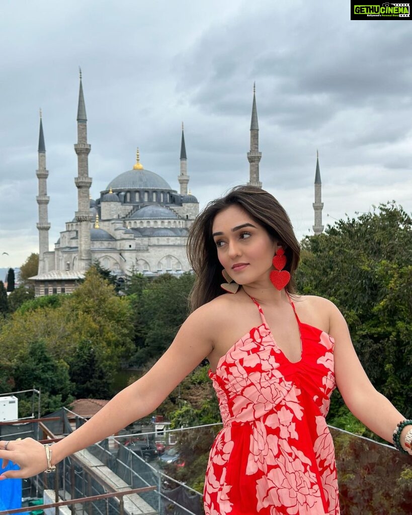 Tanya Sharma Instagram - Looking at you looking at me😏 . .wearing - @srstore09 A morning in Istanbul 🇹🇷 #reels #reelsinstagram #reelitfeelit #istanbul #turkey #travel #tanyasharma #instagood Seven Hills Restaurant and Cafe Istanbul Turkey