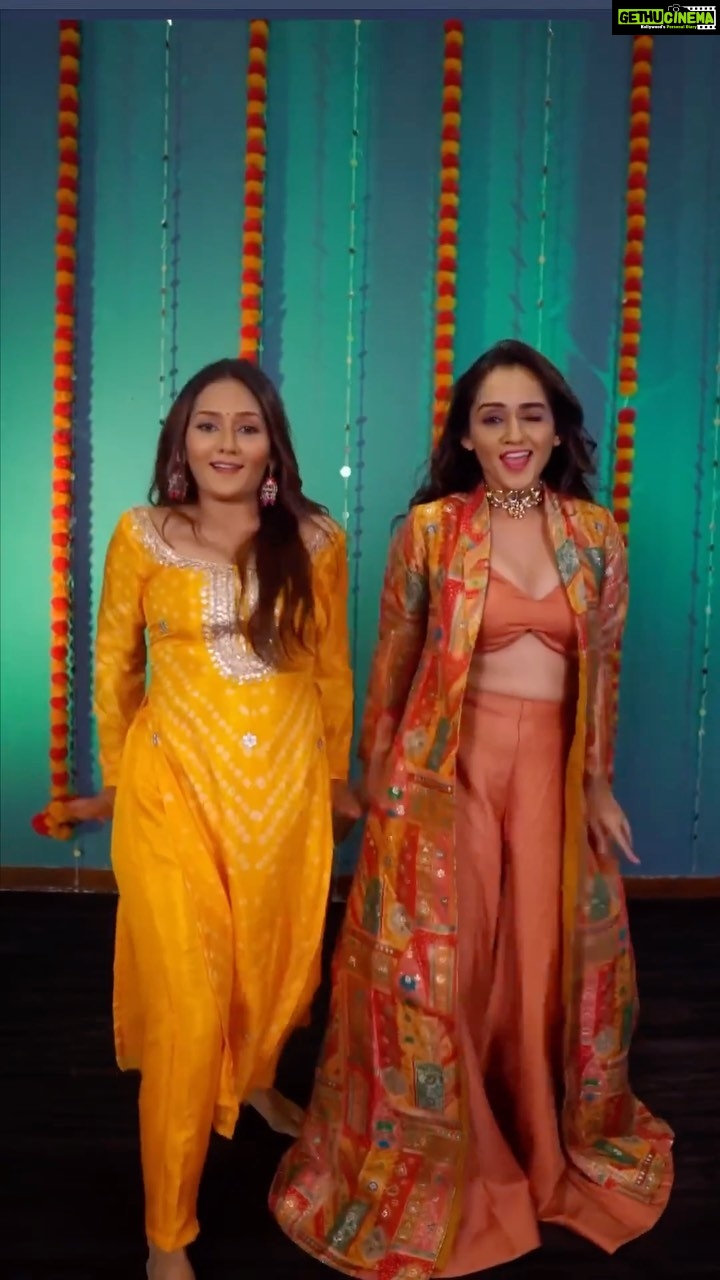Tanya Sharma Instagram - Hopping on the trend but make it traditional 🥰👌 Studio - @mantras11official #transition #trending #reels #reelsinstagram #reelsvideo #sharmasisters #love #sisters #dancer #ethnic