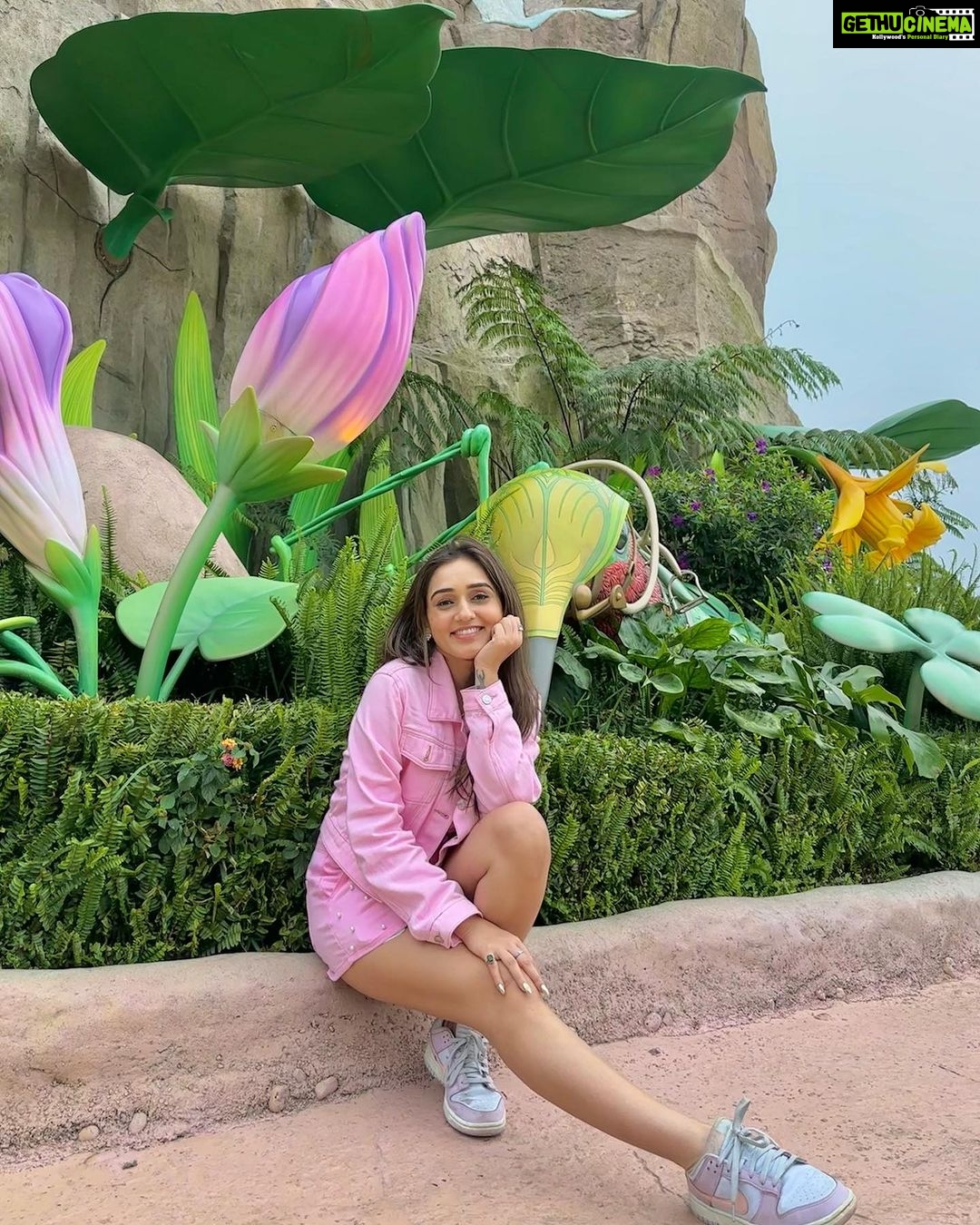 Tanya Sharma Instagram - Essel world mei rahungaaaa mein ghar nahi jaunga mein๐๐๐๐ฅต . STORY TIME - when I was in school I was terrified of all the thrill rides and even sat in middle for the easiest ones but I clearly remember in my 10th standard I made up my mind to just fuck the fear n face it and oh boy I have never looked back ! Iโve sat in the most exciting rides even when my heart was stomping the hell out but so worth it โค๏ธ๐โจ๐ฅน #travel #malaysia #gentinghighland #travel #travelgram #instatravel #tanyasharma