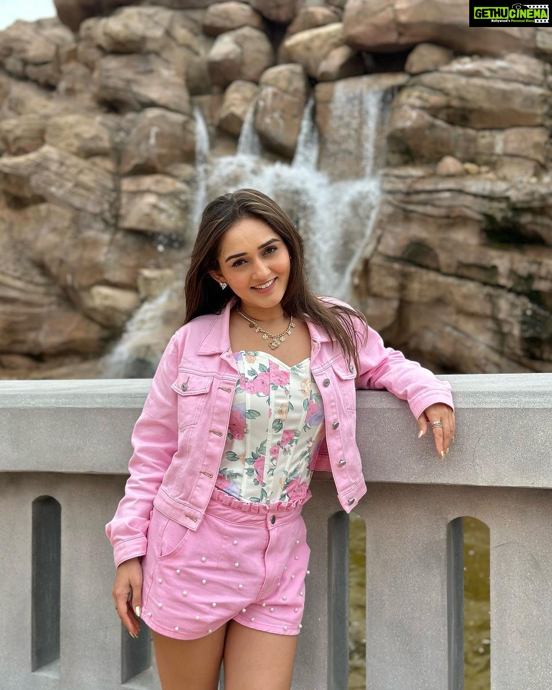 Tanya Sharma Instagram - Essel world mei rahungaaaa mein ghar nahi jaunga mein๐๐๐๐ฅต . STORY TIME - when I was in school I was terrified of all the thrill rides and even sat in middle for the easiest ones but I clearly remember in my 10th standard I made up my mind to just fuck the fear n face it and oh boy I have never looked back ! Iโve sat in the most exciting rides even when my heart was stomping the hell out but so worth it โค๏ธ๐โจ๐ฅน #travel #malaysia #gentinghighland #travel #travelgram #instatravel #tanyasharma