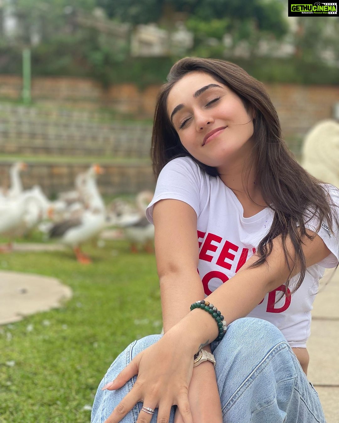 Tanya Sharma Instagram - Feeling good like I should 🌈 . . Swipe right for some quack 🪿 Sri Sri Ravishankar Ashram