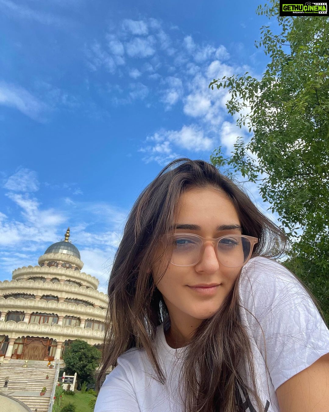 Tanya Sharma Instagram - It’s me Hi! I’m the problem 😝 It’s me 🥹🤓 #nofilter #monday #mornings #instagram #fyp #tanyasharma Sri Sri Ravishankar Ashram